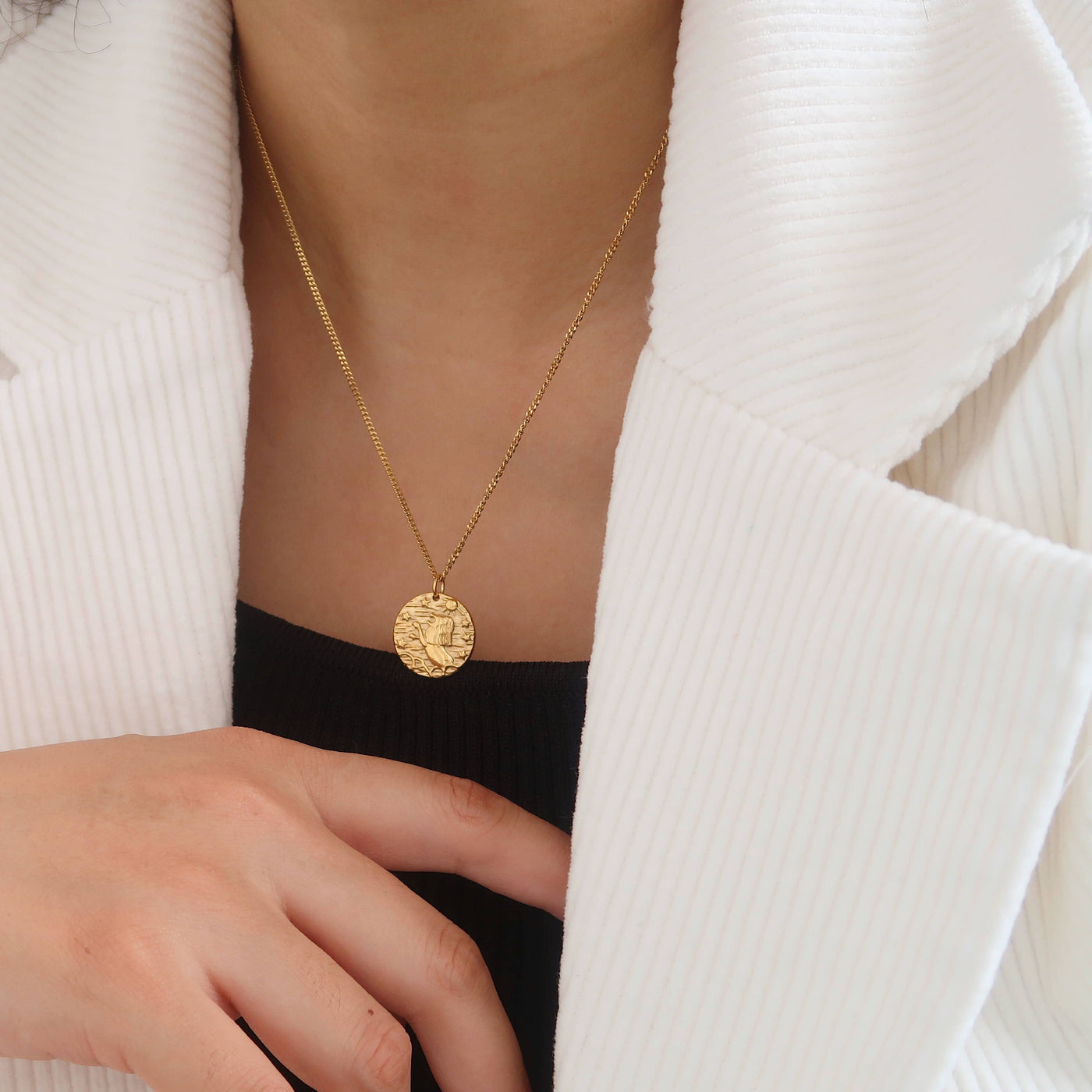 18k gold lion pendant necklace; vintage carved charm pendant